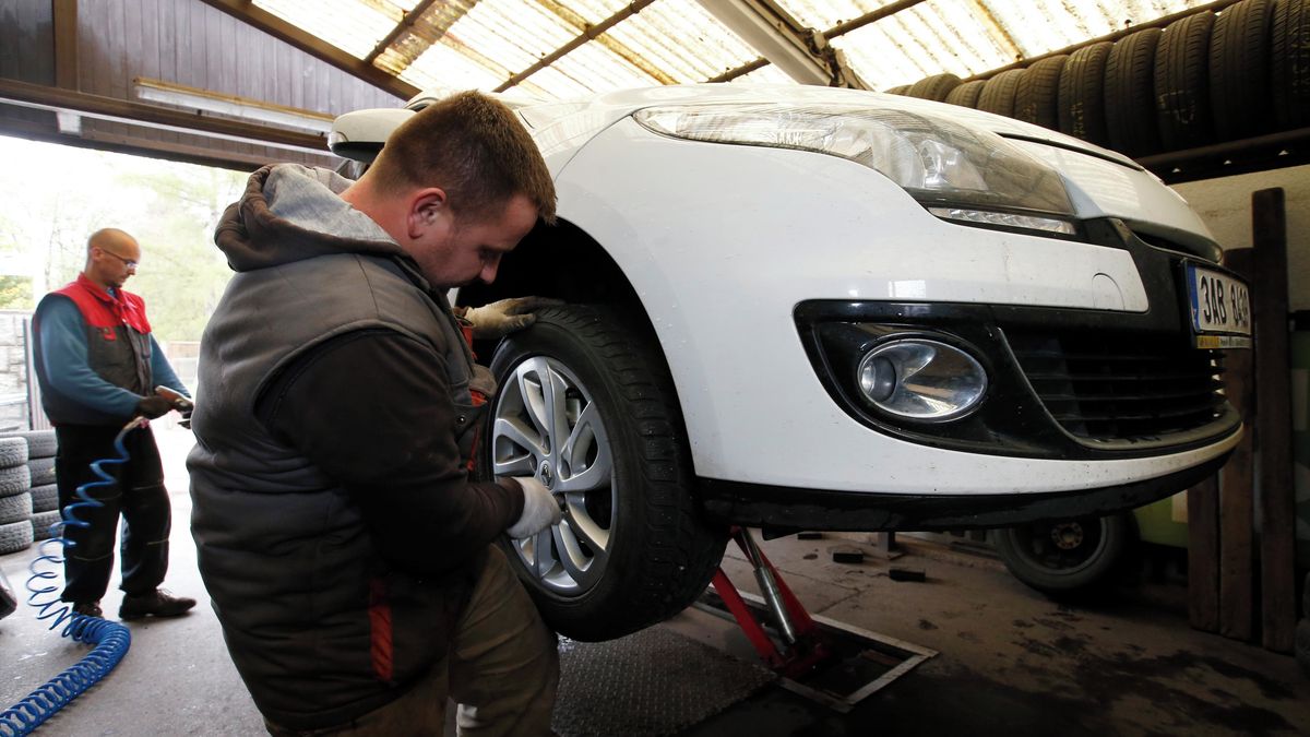 Je čas přezout na letní pneumatiky. Servisy se plní